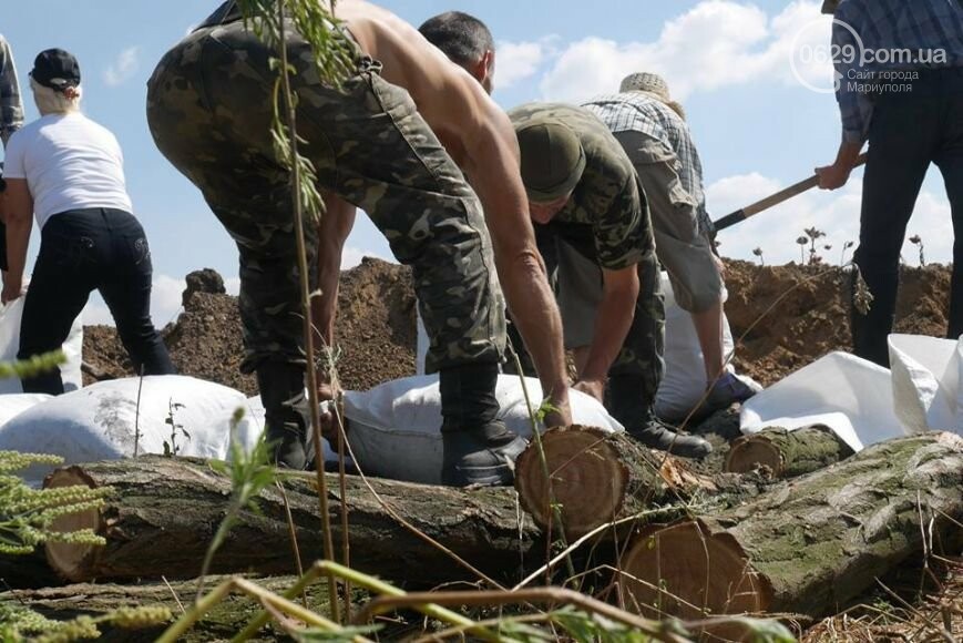 Мариупольцы осаждают военкоматы и роют окопы (фото) Мариупольцы осаждают военкоматы и роют окопы (фото)