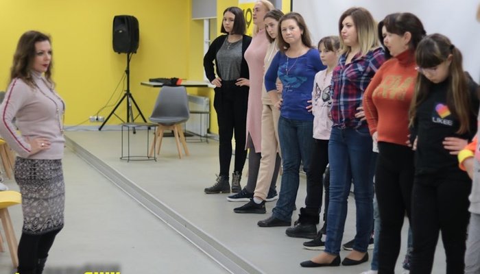 Junior Fashion Day:     , - 