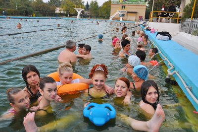 Купание  вице королев в горячих источниках