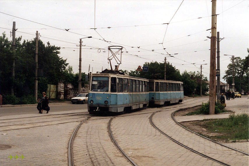 Поезд 960 961 (вагоны 1981 г.) на 6-м маршруте при повороте с бульв. Шевченко на улицу Артема. Фото: Карел Хорн, 24.5.1998.