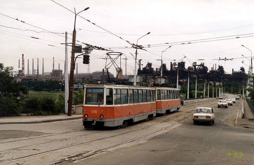 Поезд 946 947 (вагоны 1980 г.) на 5-м маршруте на бульваре Шевченко на фоне труб Азовстали. Фото: Карел Хорн, 24.5.1998.