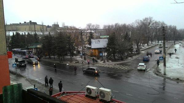 В Донецке снаряд разорвался в районе остановки на Боссе - погибли 13 мирных жителей (ФОТО, ВИДЕО) (фото) - фото 1