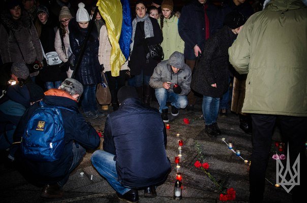 На Майдане Независимости киевляне почтили память погибших в Мариуполе (ФОТО, ВИДЕО) (фото) - фото 2