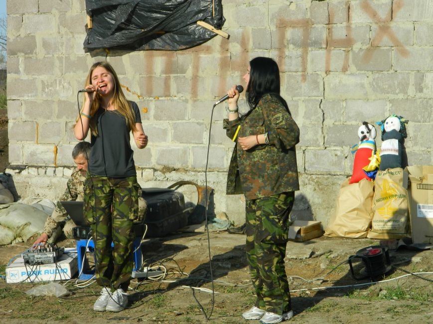 Колесо жизни: луганчане, бежавшие от войны в Житомир, приехали не передовую под Мариуполь с концертами (ФОТО) (фото) - фото 1