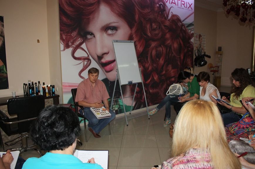 В салоне «Академия красоты» проходит мастер-класс от корифея колористики (фото) - фото 1