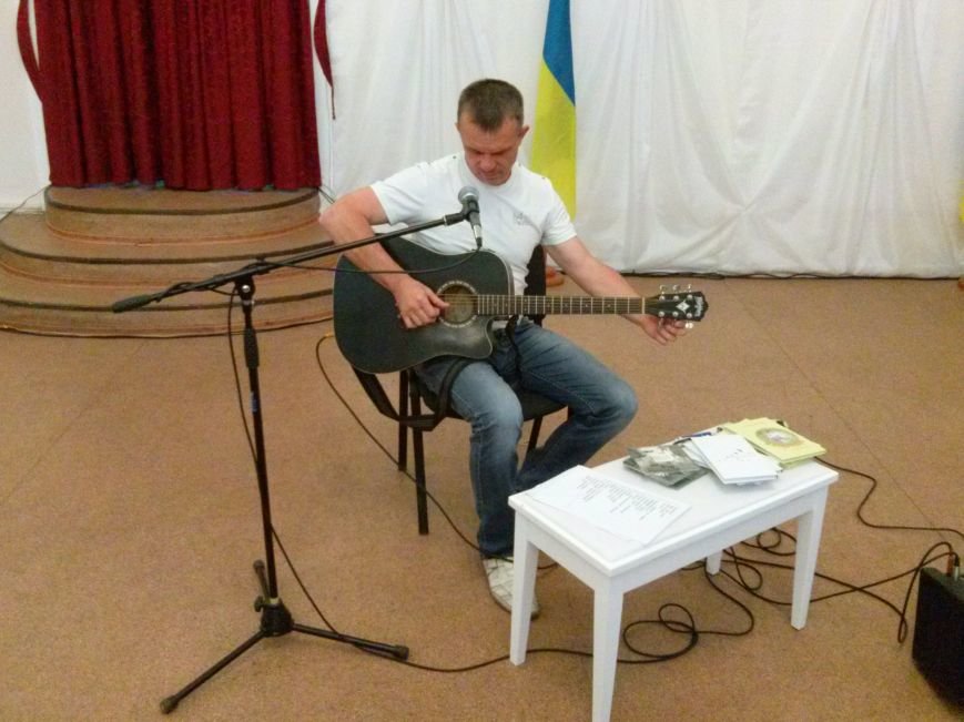 Поэт из Киева посетил защитников Мариуполя на передовой и подарил концерт жителям города (ФОТО) (фото) - фото 3