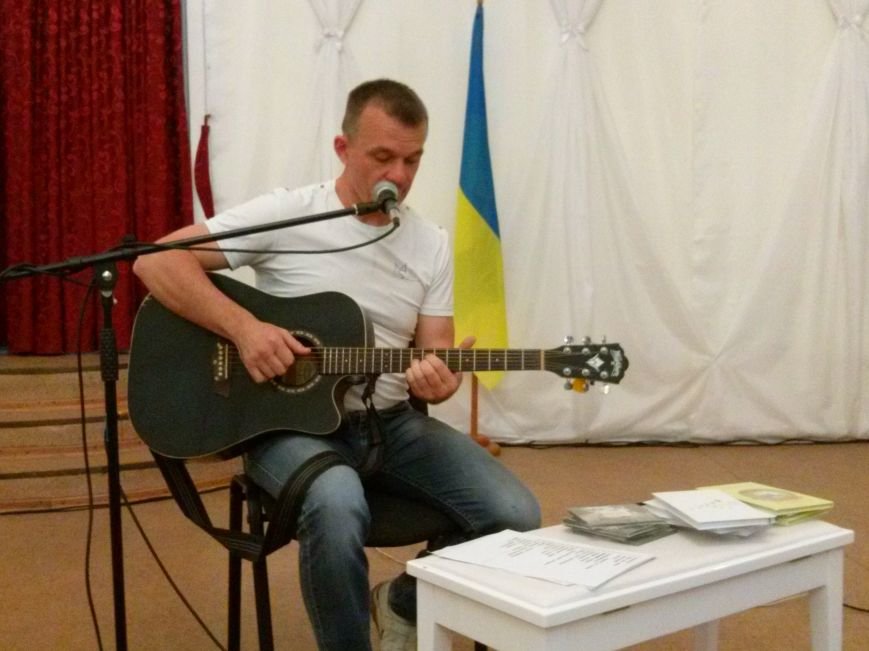Поэт из Киева посетил защитников Мариуполя на передовой и подарил концерт жителям города (ФОТО) (фото) - фото 1