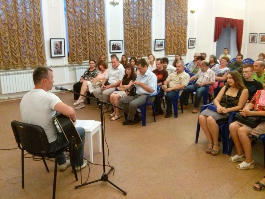 Поэт из Киева посетил защитников Мариуполя на передовой и подарил концерт жителям города (ФОТО) (фото) - фото 2
