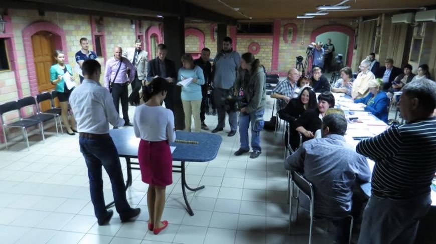 В Мариуполе теркомиссия хотела выгнать журналистов,  зарылась в жалобах и отстранила председателя районной комиссии (ФОТО) (фото) - фото 3