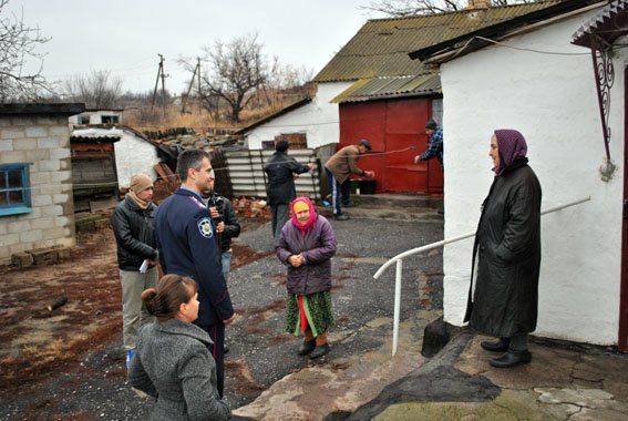 Волновахские полицейские помогли дровами жительнице Гранитного (фото) - фото 1
