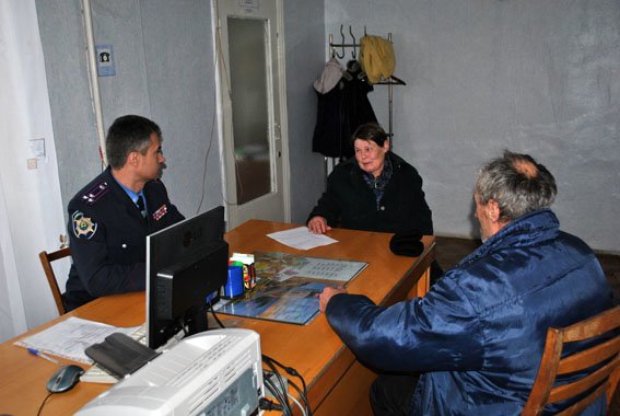 Волновахские полицейские помогли дровами жительнице Гранитного (фото) - фото 1