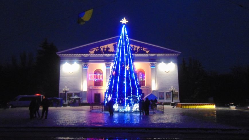 В центре Мариуполя на Рождество не зажгли традиционные праздничные гирлянды перед Театральной площадью (ФОТОФАКТ) (фото) - фото 3