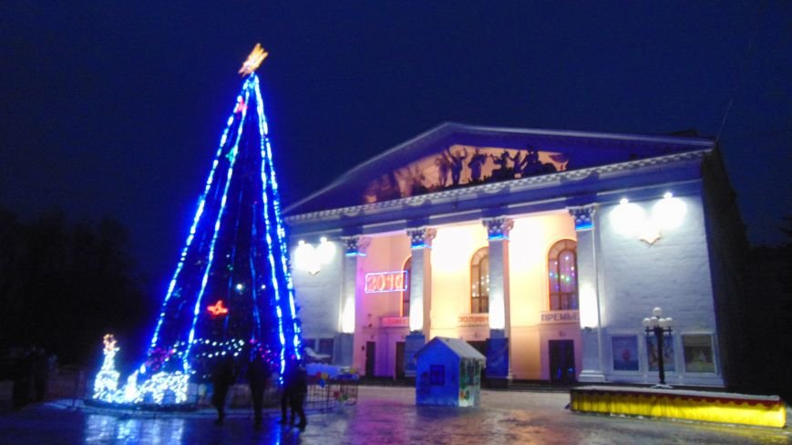 В центре Мариуполя на Рождество не зажгли традиционные праздничные гирлянды перед Театральной площадью (ФОТОФАКТ) (фото) - фото 5
