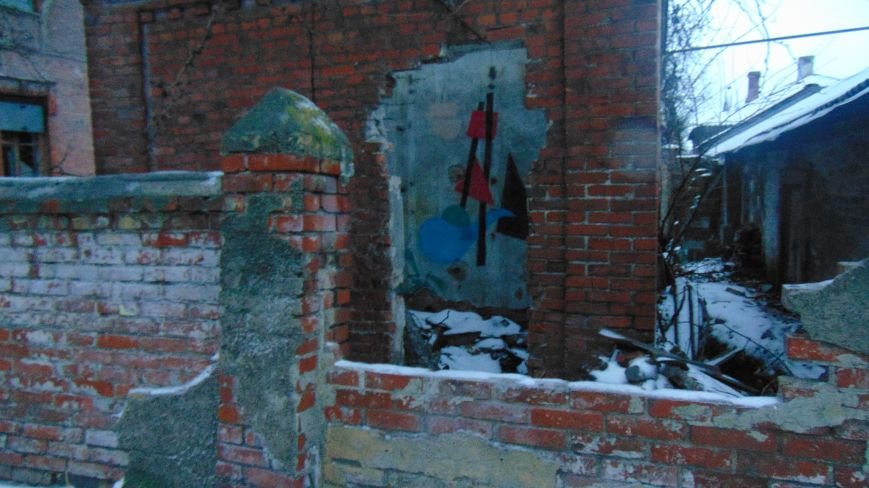 В уничтоженном вандалами историческом доме появилась выставка мариупольского художника-невидимки (ФОТОРЕПОРТАЖ) (фото) - фото 2
