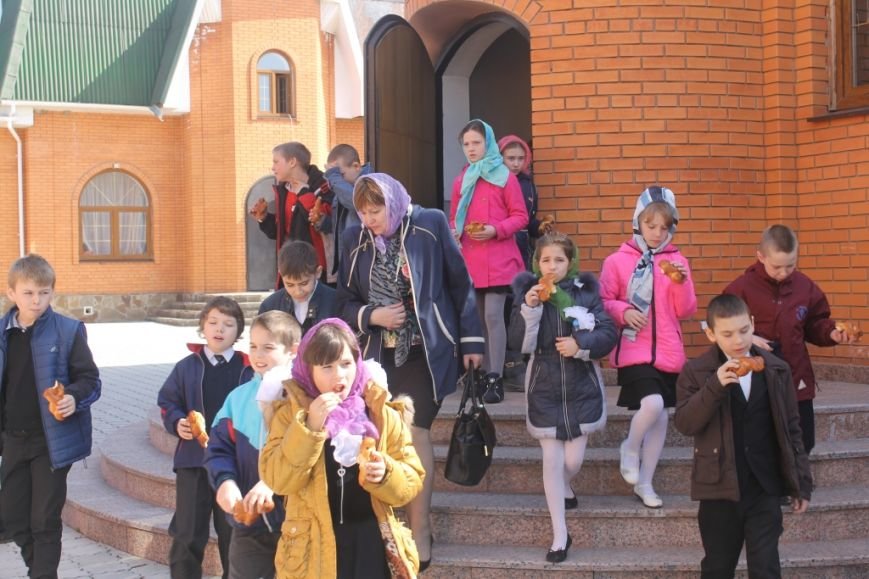На Благовещение в Свято-Покровском храме с. Боевое дети выпустили голубей (фото) - фото 1