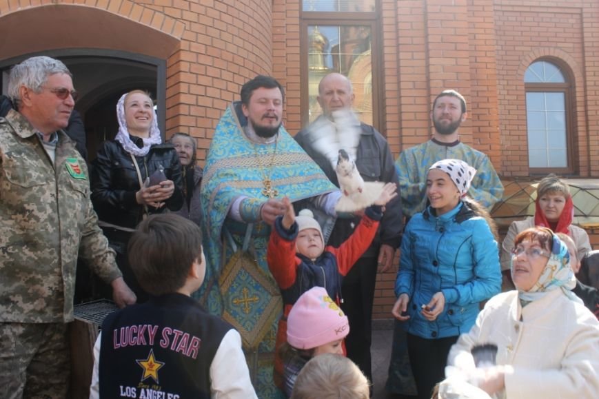 На Благовещение в Свято-Покровском храме с. Боевое дети выпустили голубей (фото) - фото 1