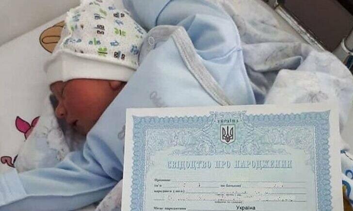 Народжування в окупації: як маріупольцям легалізувати документи на дитину в Україні