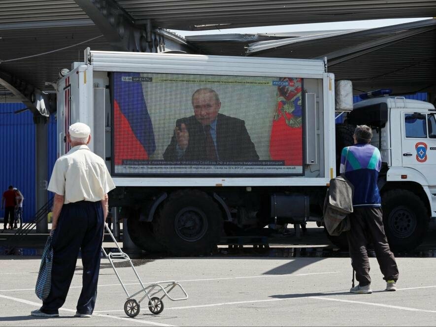 Окупанти завезли до Маріуполя нові телеекрани пропаганди, - ВІДЕО