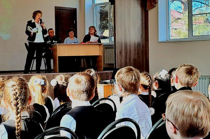 В маріупольських школах дітей змушують збирати подарунки для російських військових