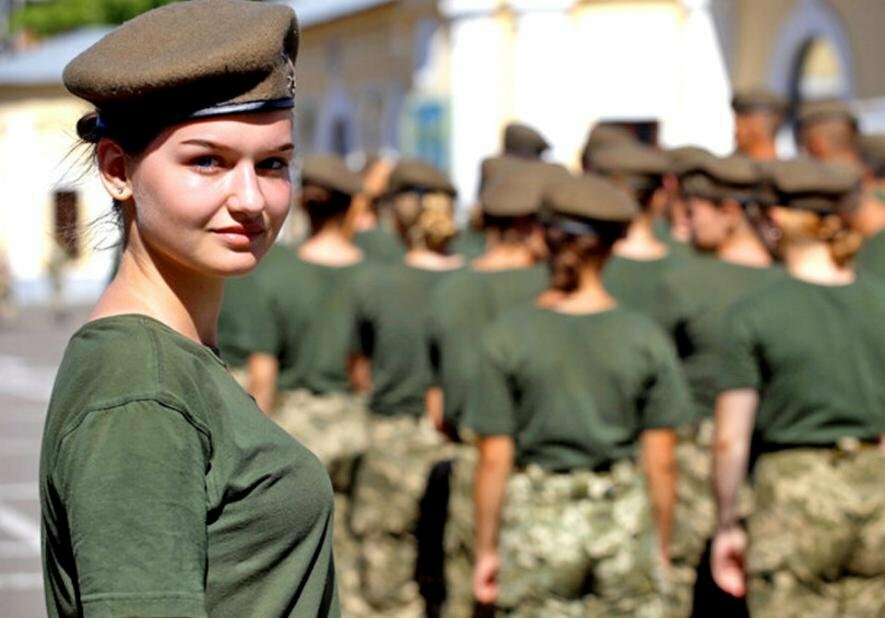 Заборони на виїзд жінкам за кордон немає. Строки взяття на військовий облік жінок відтермінували