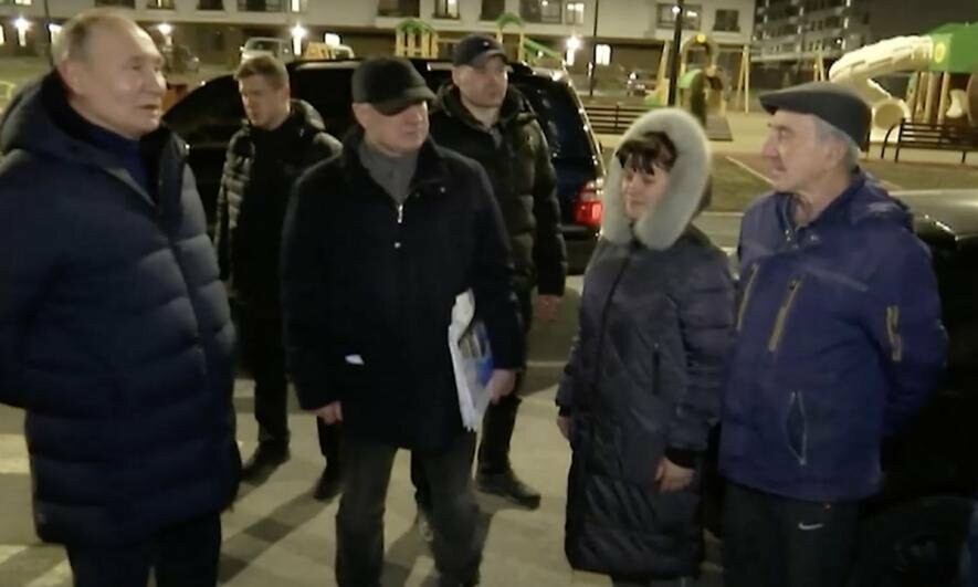 “Это все неправда! Это напоказ!”. В окупованому Маріуполі невідома жінка намагалася звернутися до путіна, - ВІДЕО