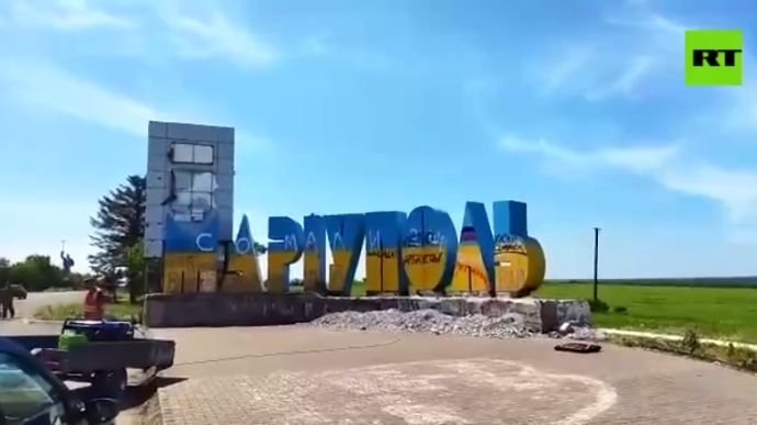  У Маріуполі окупанти «деукраїнізують» стелу с назвою міста, - ВІДЕО