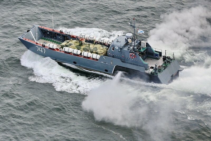 Під Маріуполем на міні підірвався російський десантний катер
