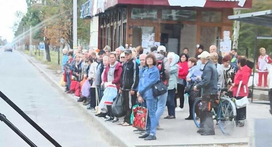 Транспортний колапс в Маріуполі. Містяни пішки повертаються з роботи