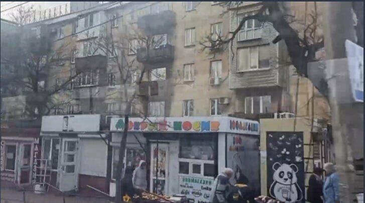 Окупанти розганяють торговців на площі біля «Нептуна» в Маріуполі, - ВІДЕО