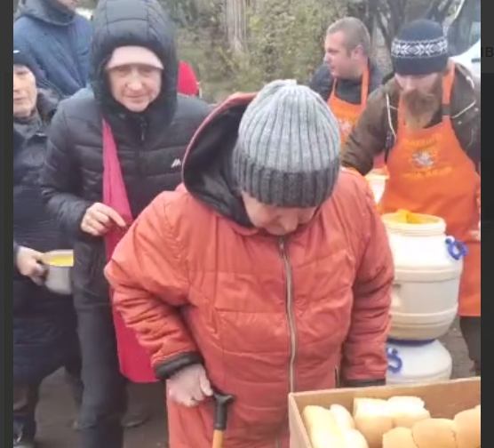 В окупованому Маріуполі городяни вимушені стояти у чергах за хлібом, - ВІДЕО