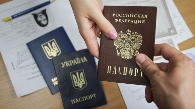 Що буде з українцями, які відмовились від свого громадянства в обмін на російське, але продовжують користуватись українським паспортом