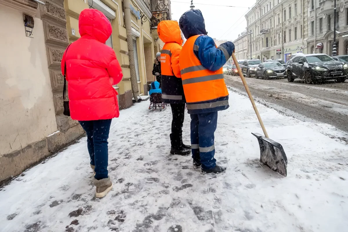 Росіяни повідомляють, що в Петербурзі не прибирають сніг та сміття, бо всі гроші витратили на Маріуполь