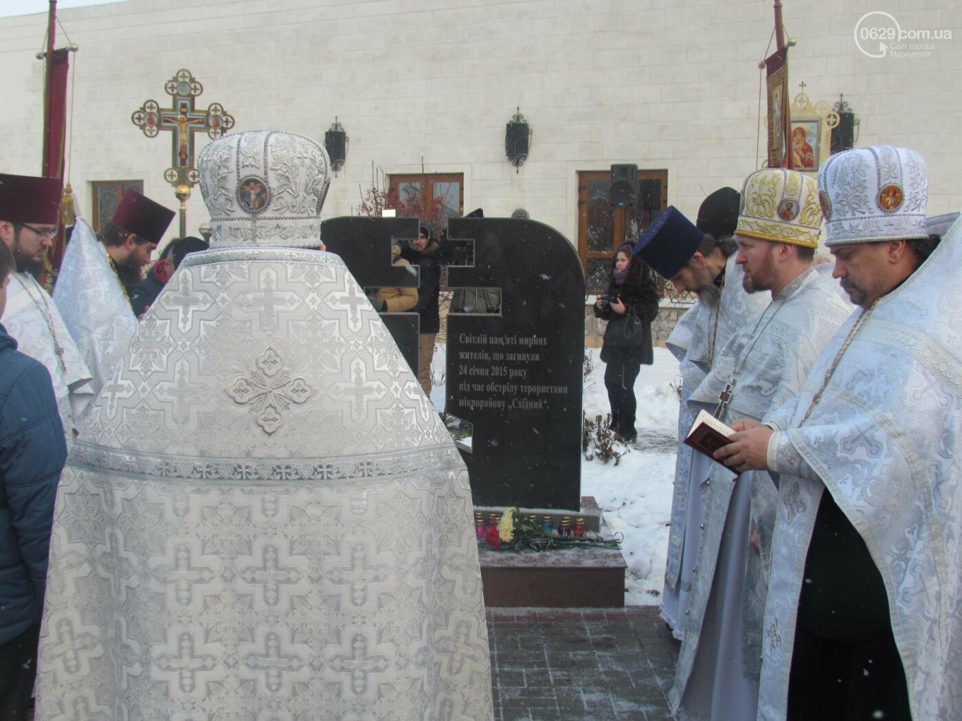 Мариупольцы почтили память погибших во время обстрела “Вост..., фото-2 Мариупольцы почтили память погибших во время обстрела “Восточного” (ФОТОРЕПОРТАЖ), фото-2