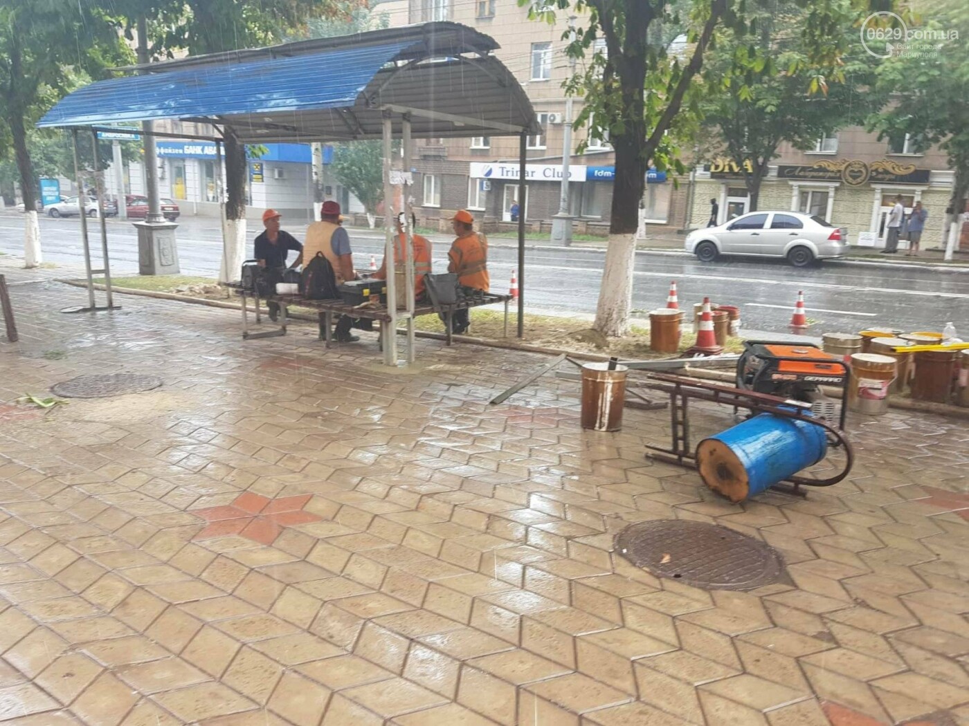 В центре Мариуполя остановочные павильоны передвинут на н..., фото-1 В центре Мариуполя остановочные павильоны передвинут на новое место,- ФОТО, фото-1