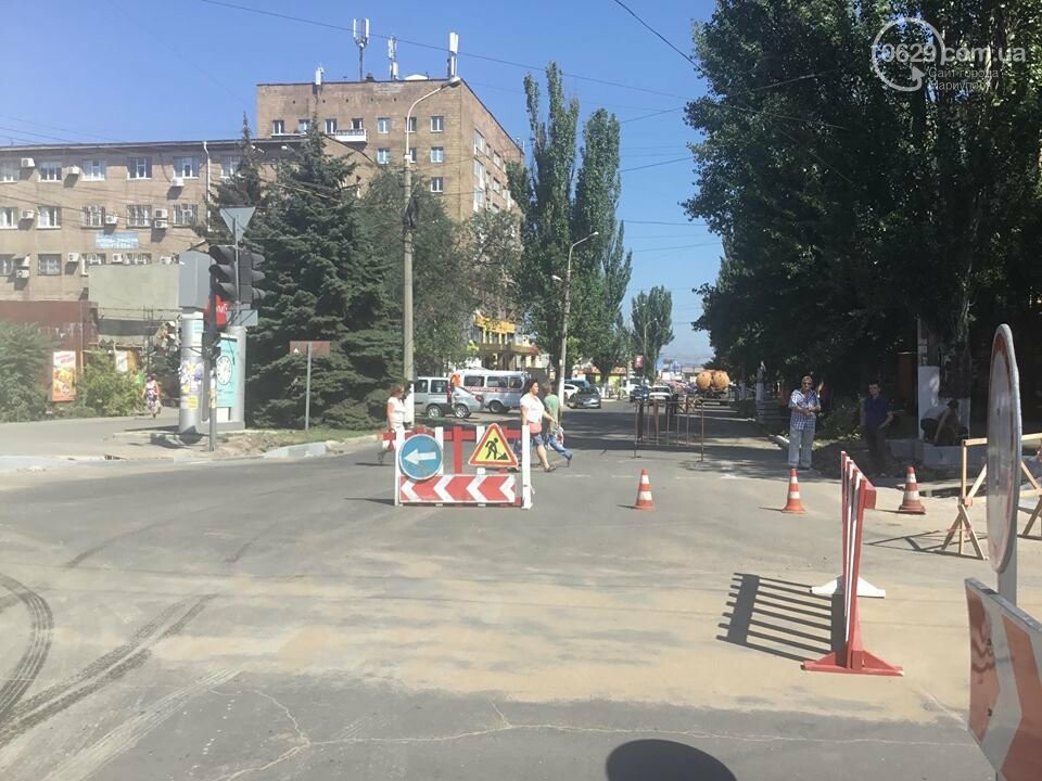 В центре Мариуполя закрыли движение: автомобильные пробки,..., фото-3 В центре Мариуполя закрыли движение: автомобильные пробки, нарушение ПДД и фонтан из-под земли, - ФОТО, ВИДЕО, фото-3