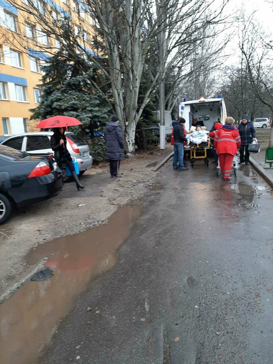 Авто перегородили вход к приемному отделению областной больницы в  Мариуполе, - ФОТО - Новини 27 листопада 2019 р. - 0629.com.ua