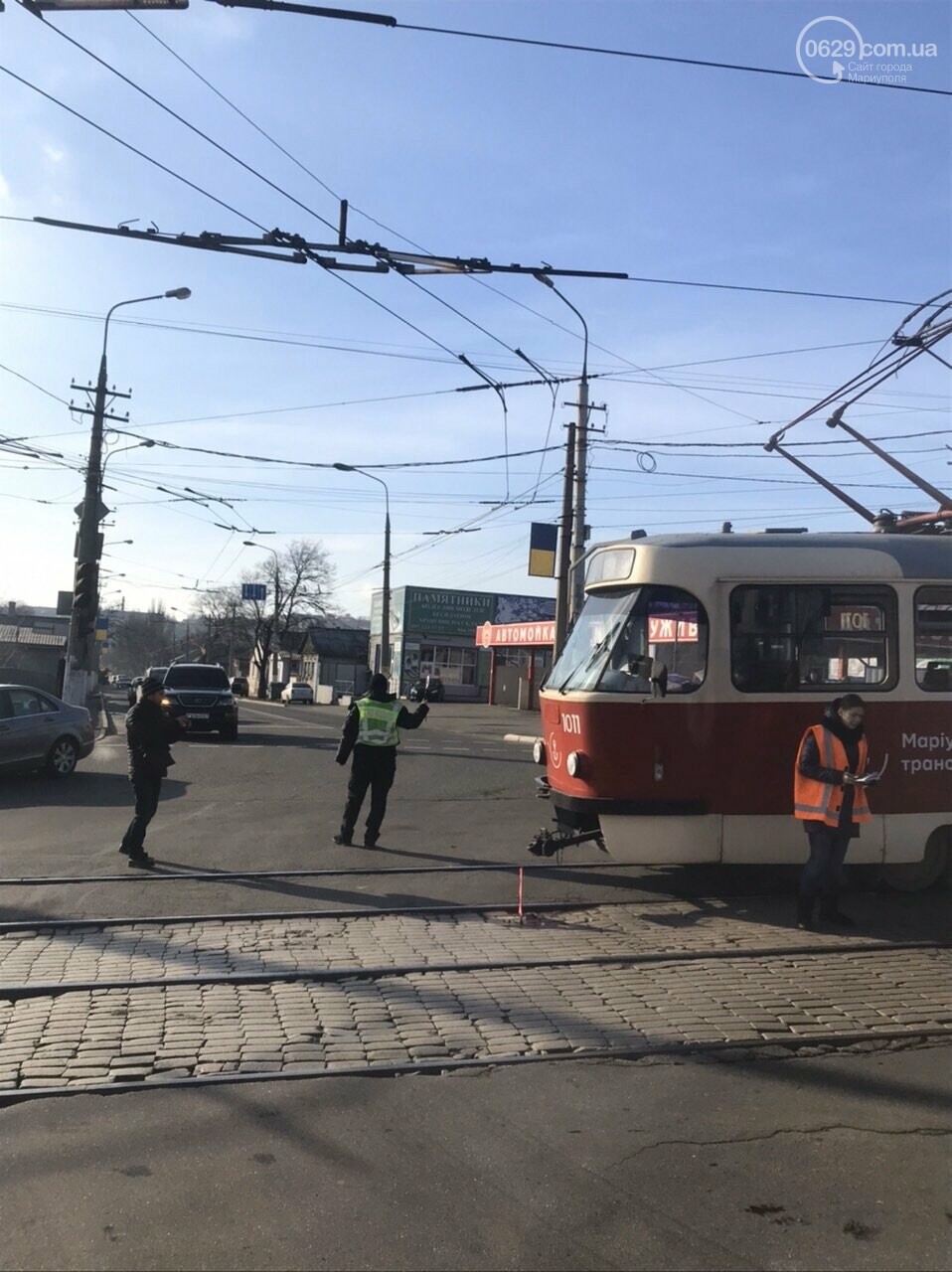 Трамвай перекресток. Пост мост Мариуполь. Город Мариуполь трамвай. Мариуполь разбитый трамвай.