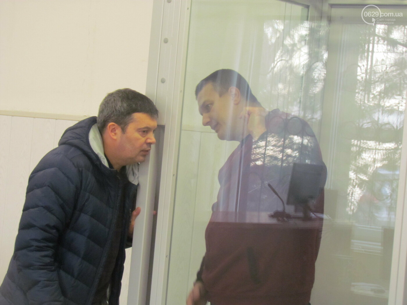 Скандал в суде Мариуполя. Обвиняемого в заказе убийства сем..., фото-3 Скандал в суде Мариуполя. Обвиняемого в заказе убийства семьи кума Януковича добровольца оставили в СИЗО, - ФОТОРЕПОРТАЖ, фото-3