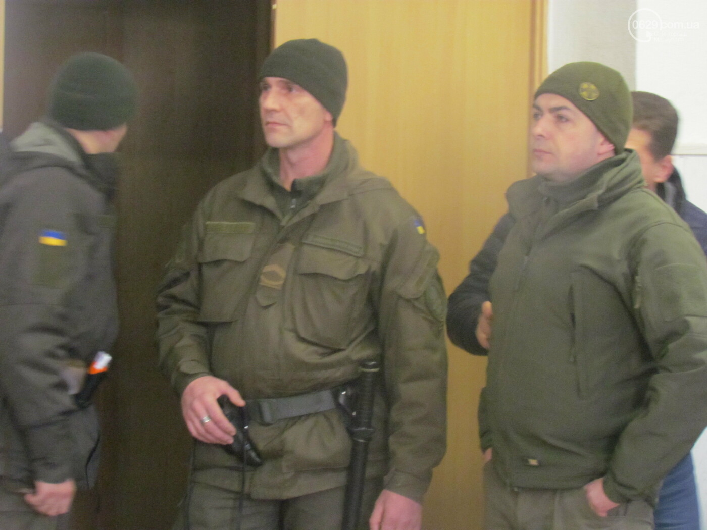 Скандал в суде Мариуполя. Обвиняемого в заказе убийства сем..., фото-1 Скандал в суде Мариуполя. Обвиняемого в заказе убийства семьи кума Януковича добровольца оставили в СИЗО, - ФОТОРЕПОРТАЖ, фото-1