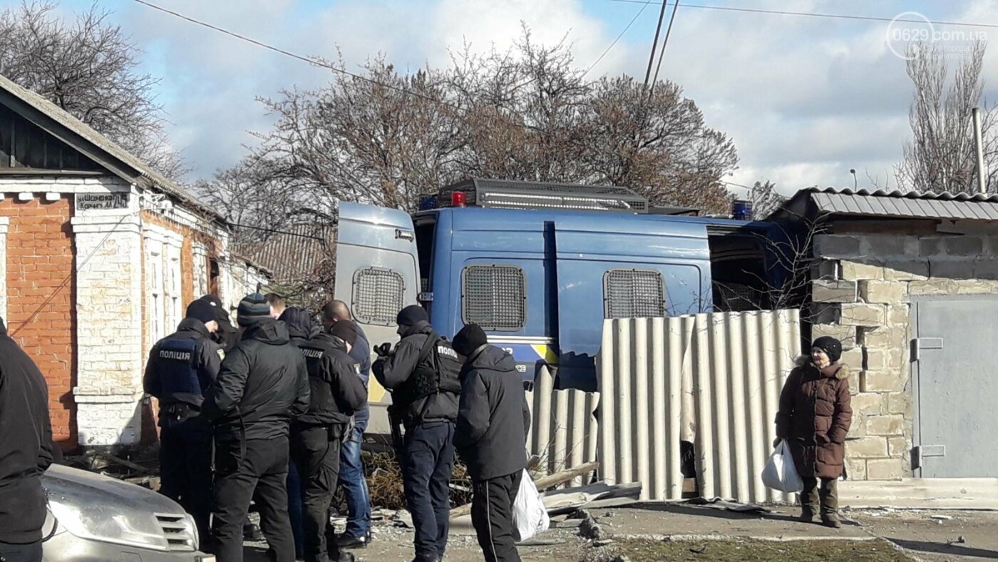 ДТП в Мариуполе: микроавтобус полиции влетел во двор жилого дома. Есть  пострадавшие, - ФОТО - Новини 25 лютого 2020 р. - 0629.com.ua