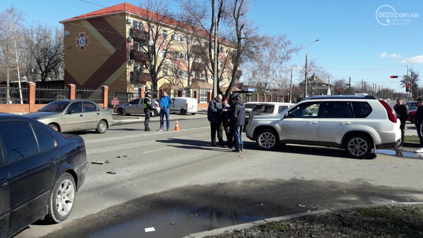 В Мариуполе на перекрестке столкнулись 4 автомобиля, - ФОТО - Новини 25  лютого 2020 р. - 0629.com.ua