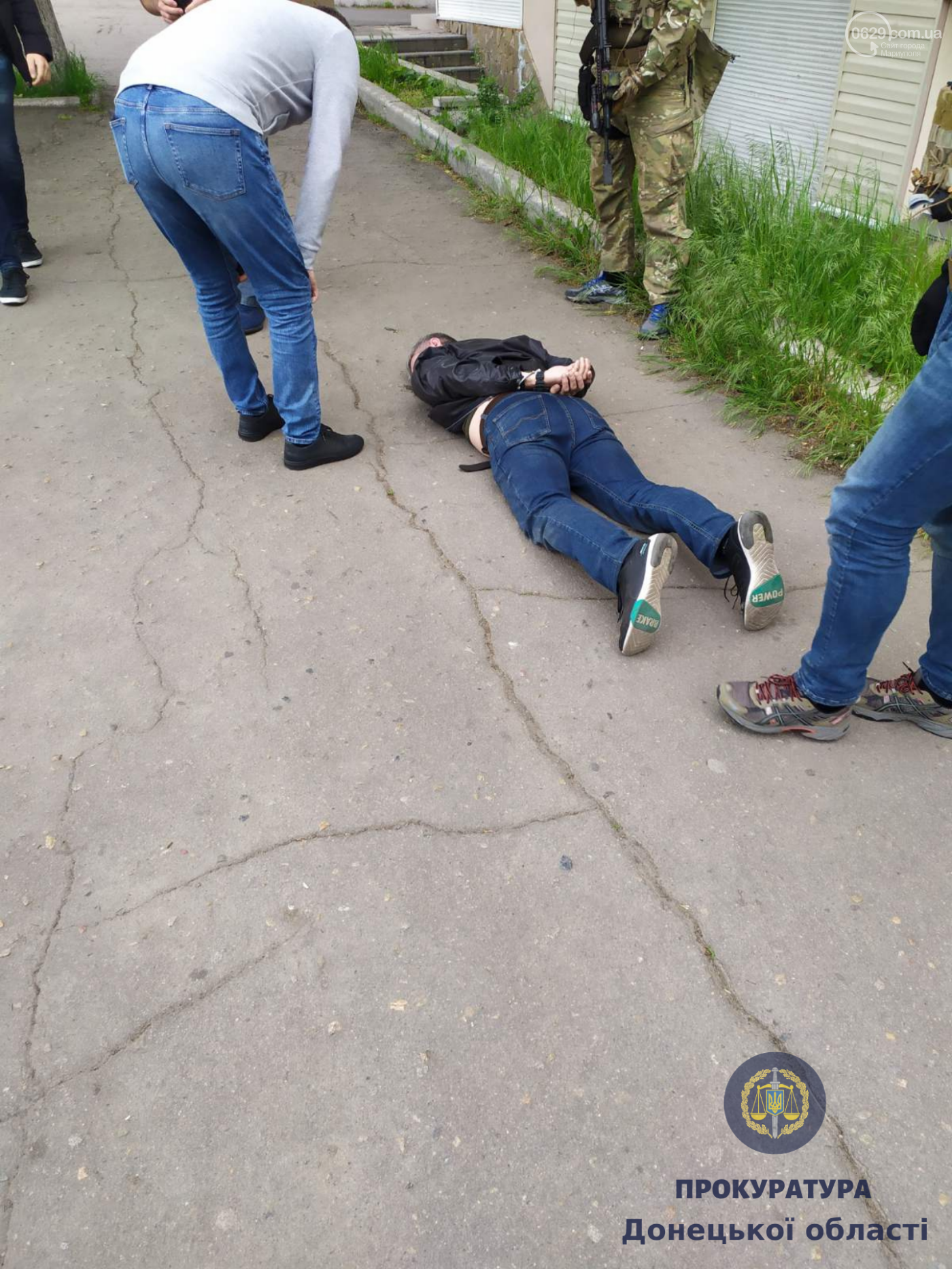 В центре Мариуполя СБУ задержала двух сотрудников полиции,..., фото-1 В центре Мариуполя СБУ задержала двух сотрудников полиции, - ВИДЕО, фото-1