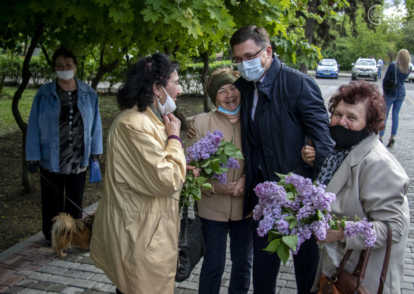 Без публики и в масках. Как в Мариуполе муниципалитет возла..., фото-7 Без публики и в масках. Как в Мариуполе муниципалитет возлагал цветы и зажигал лампадки в память о погибших во Второй мировой, фото-7