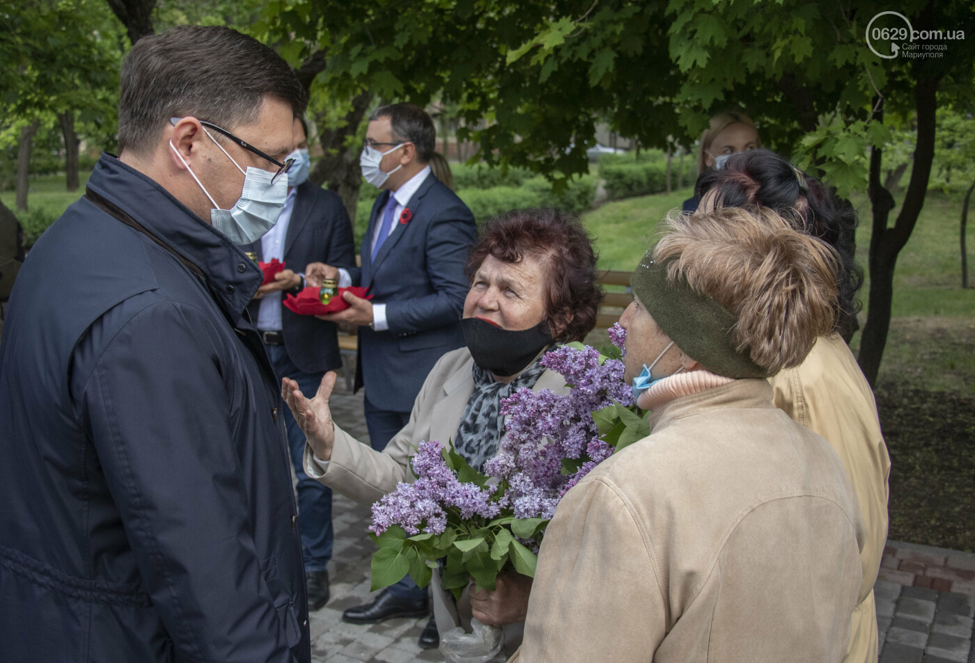 Без публики и в масках. Как в Мариуполе муниципалитет возла..., фото-4 Без публики и в масках. Как в Мариуполе муниципалитет возлагал цветы и зажигал лампадки в память о погибших во Второй мировой, фото-4