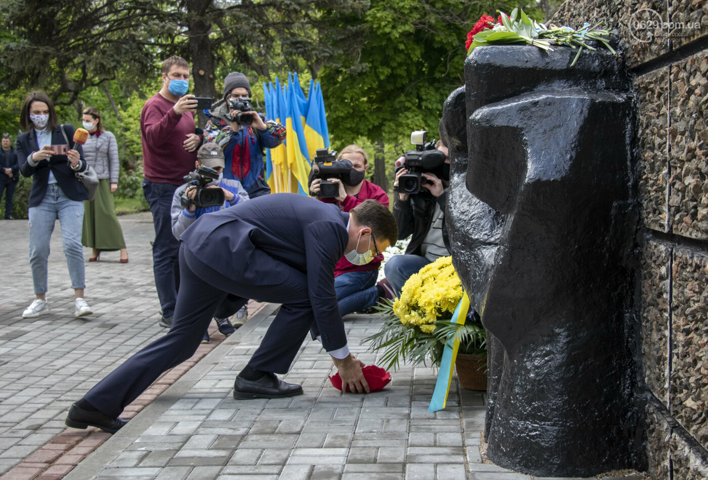 Без публики и в масках. Как в Мариуполе муниципалитет возла..., фото-2 Без публики и в масках. Как в Мариуполе муниципалитет возлагал цветы и зажигал лампадки в память о погибших во Второй мировой, фото-2