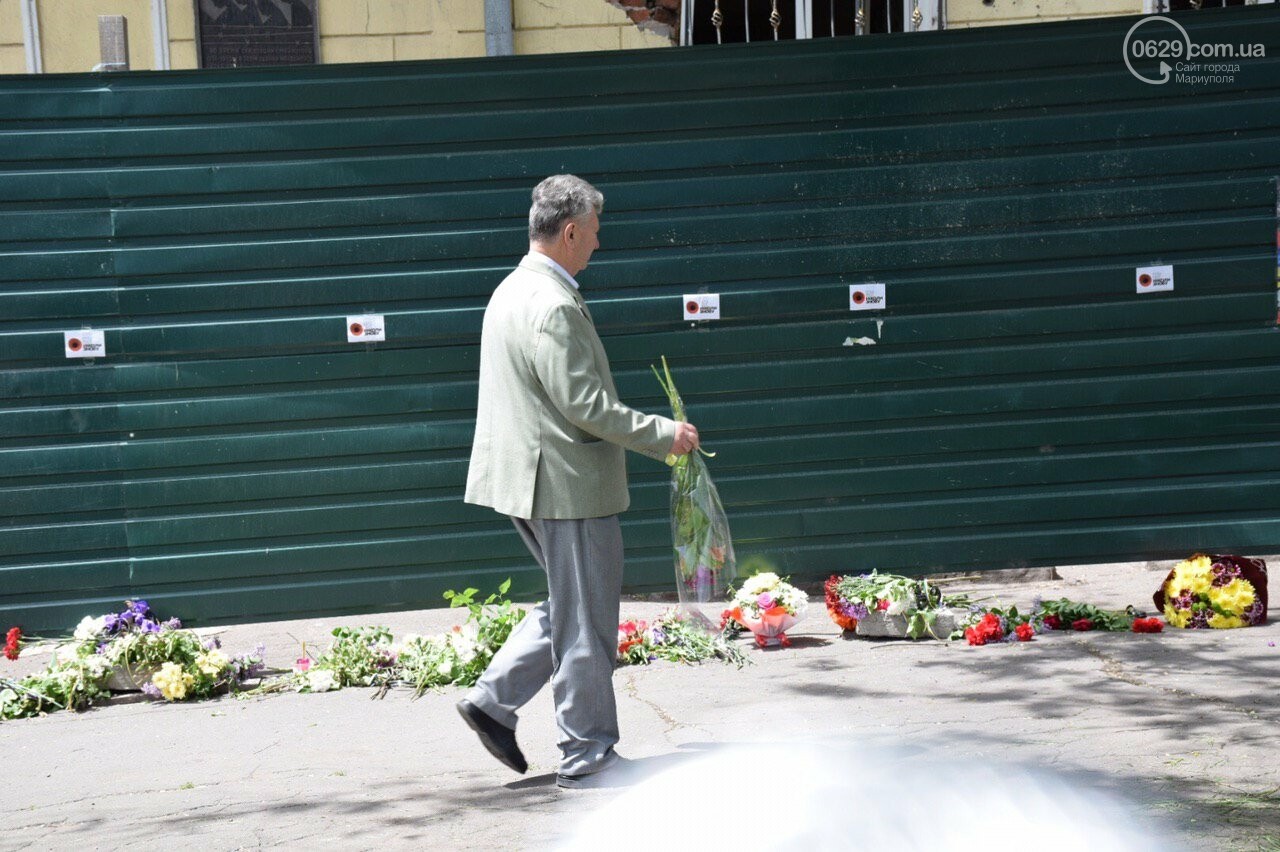 В Мариуполе к зданию сгоревшего ГУВД несут цветы, - ФОТОРЕ..., фото-21 В Мариуполе к зданию сгоревшего ГУВД несут цветы, - ФОТОРЕПОРТАЖ, ВИДЕОСЮЖЕТ, фото-21