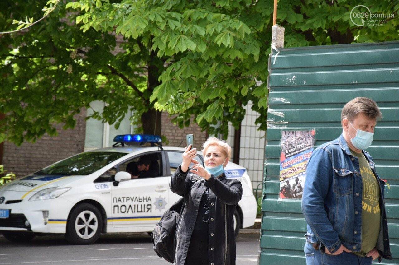 В Мариуполе к зданию сгоревшего ГУВД несут цветы, - ФОТОРЕ..., фото-19 В Мариуполе к зданию сгоревшего ГУВД несут цветы, - ФОТОРЕПОРТАЖ, ВИДЕОСЮЖЕТ, фото-19