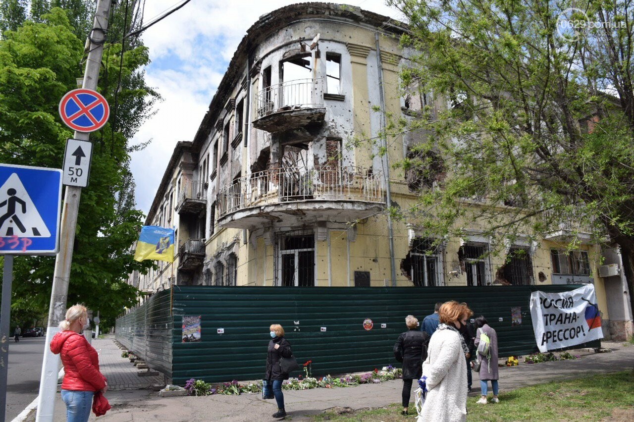 В Мариуполе к зданию сгоревшего ГУВД несут цветы, - ФОТОРЕП..., фото-2 В Мариуполе к зданию сгоревшего ГУВД несут цветы, - ФОТОРЕПОРТАЖ, ВИДЕОСЮЖЕТ, фото-2