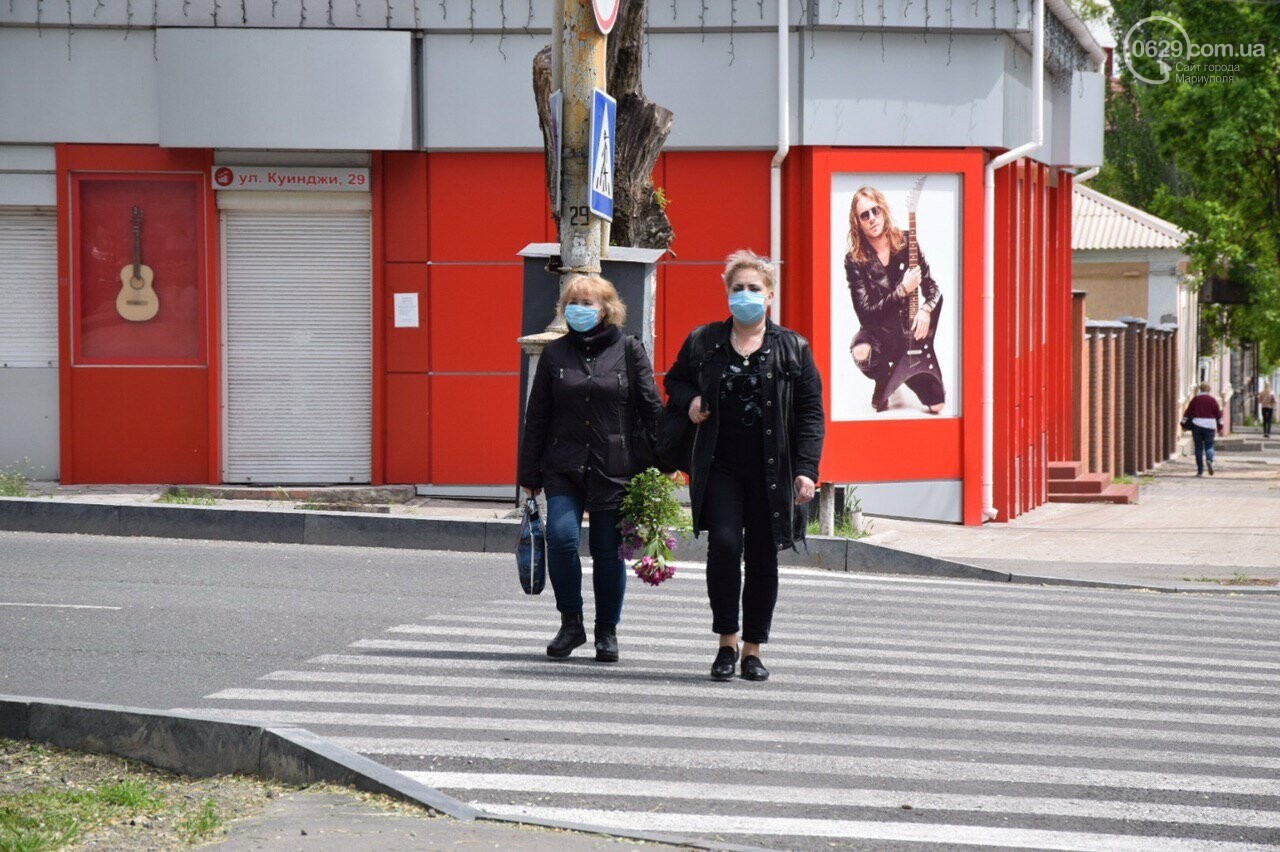 В Мариуполе к зданию сгоревшего ГУВД несут цветы, - ФОТОРЕП..., фото-7 В Мариуполе к зданию сгоревшего ГУВД несут цветы, - ФОТОРЕПОРТАЖ, ВИДЕОСЮЖЕТ, фото-7