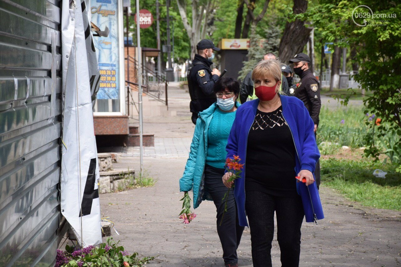 В Мариуполе к зданию сгоревшего ГУВД несут цветы, - ФОТОРЕ..., фото-11 В Мариуполе к зданию сгоревшего ГУВД несут цветы, - ФОТОРЕПОРТАЖ, ВИДЕОСЮЖЕТ, фото-11